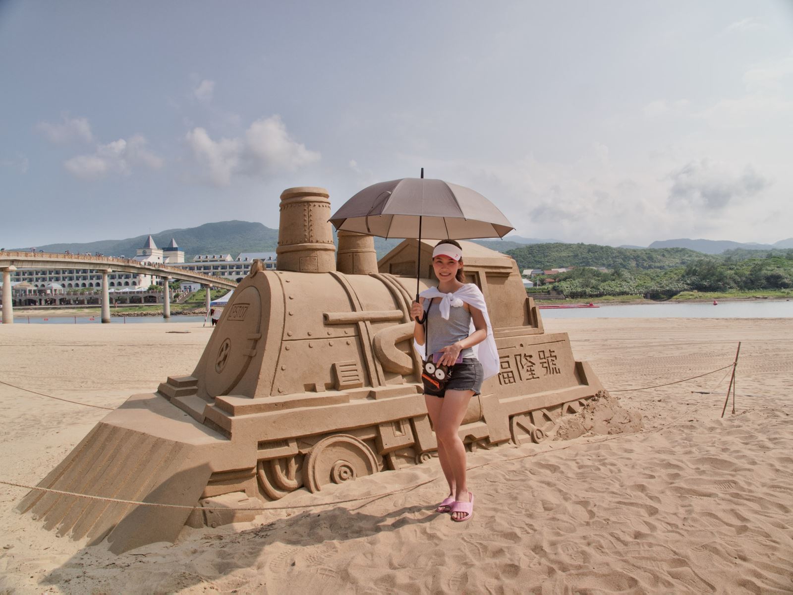Những bức tượng xinh đẹp được tạo nên từ cát ở bãi biển Fulong