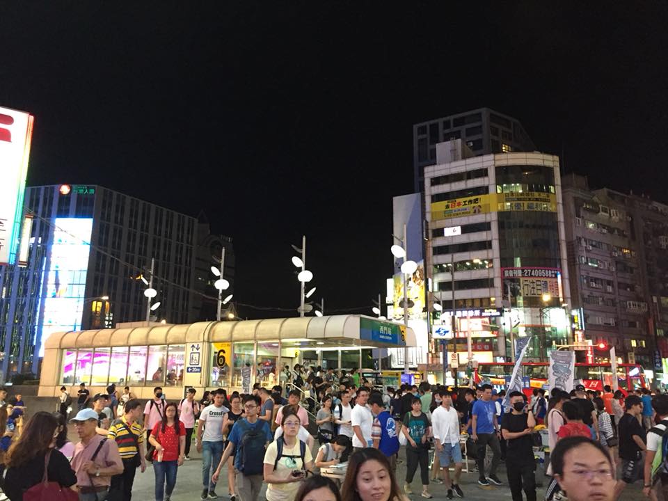 Chợ đêm Ximending lúc nào cũng tấp nập đông đúc khách du lịch