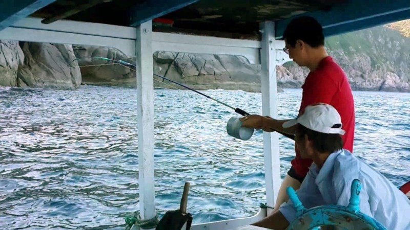 Tour Cù Lao Chàm 1 ngày - Câu cá trên biển